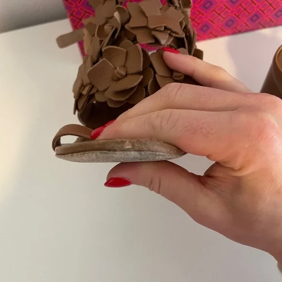 So pretty! Flower block heeled Tory Burch sandals. - Picture 4 of 8